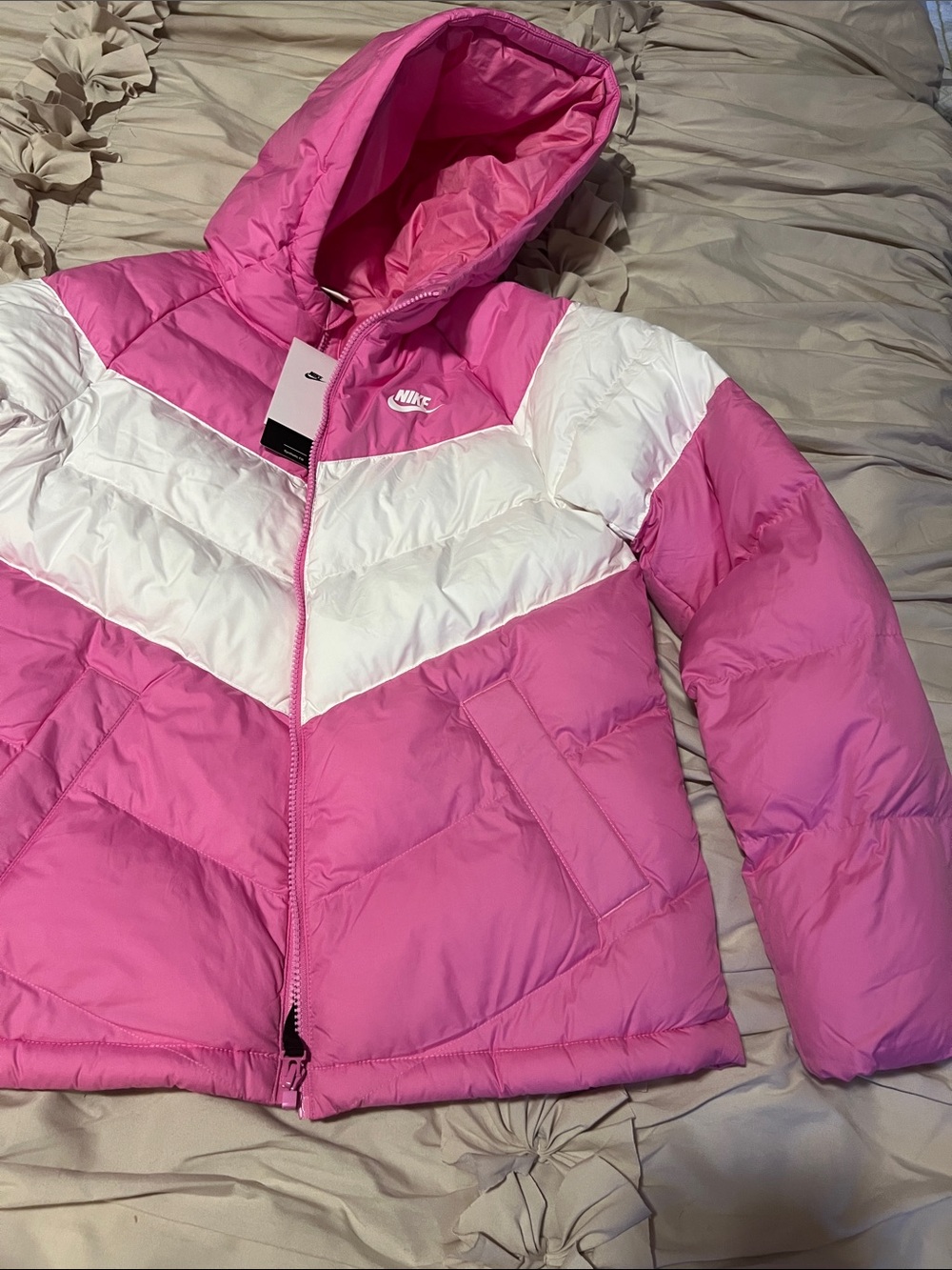 Nike Girls Hooded Chevron Puffer Jacket in Pink & White